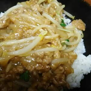 ボリューム満点♪もやしと豚ひき肉の簡単ヘルシー丼